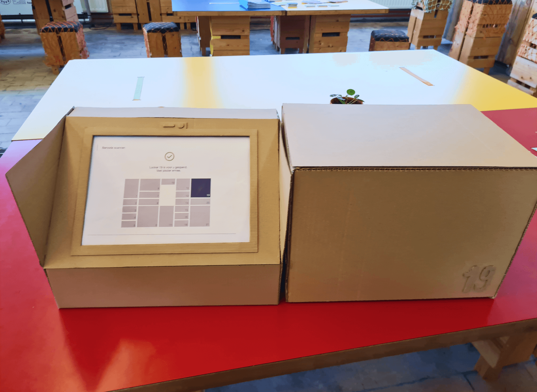 Paper prototype van onze ophaalbox, scher plus een box